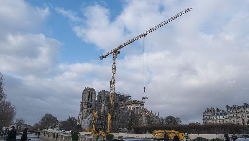 Le chantier de reconstruction de Notre-Dame de Paris après l’incendie, avec des échafaudages géants